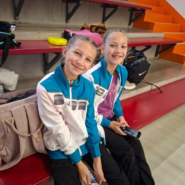 Rebecca und Emilia auf der Tribüne