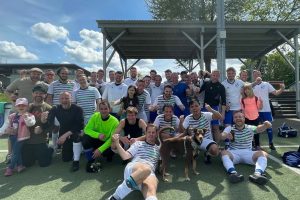 Spieler von Playhouse Kickers und SG Heisingenfeiern das letzte Spiel der Saison 2022/23